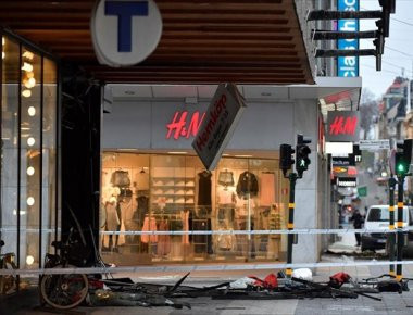 Στοκχόλμη: Η αστυνομία εξετάζει συσκευή που βρέθηκε στη θέση του οδηγού του φορτηγού και χρησιμοποιήθηκε στην επίθεση (βίντεο)